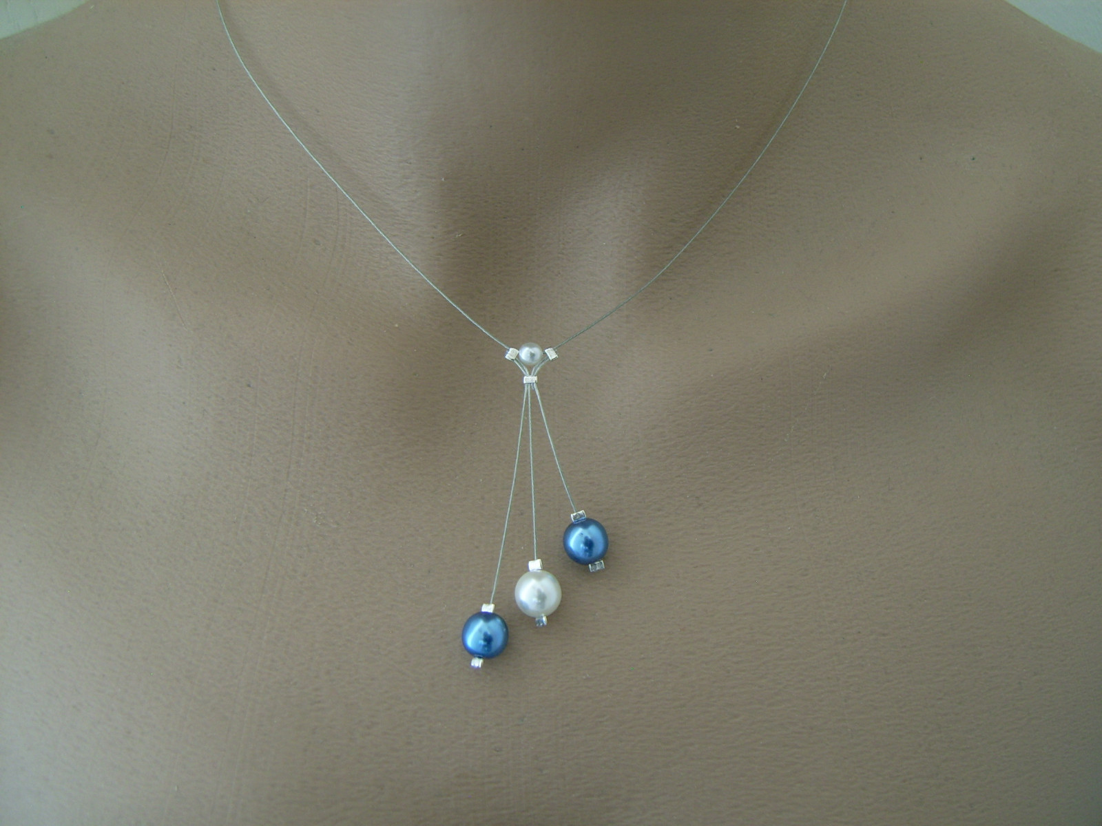 Collier perle bleu moyen pour une soirée d'été ou un mariage élégant