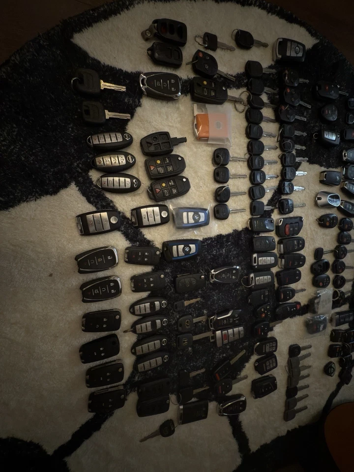 Mezcla de llaveros y llaves Bmw, Mercedes, Toyota ETC y carcasas de llaves más de 120 llaves Foto 2 de 4