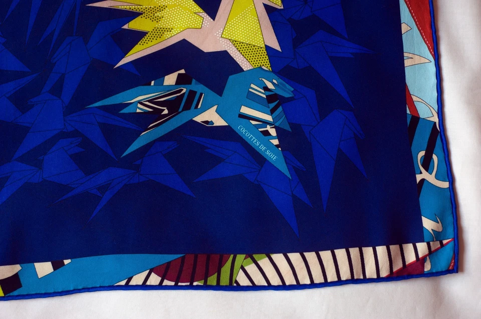 Lenço vintage de seda azul com pássaros de origami Hermes - Imagem 2 de 4