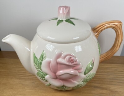 Teleflora Geschenk Keramik Teekanne rosa erhabene Rosen Holzoptik Griff Rosenknospe auf Deckel