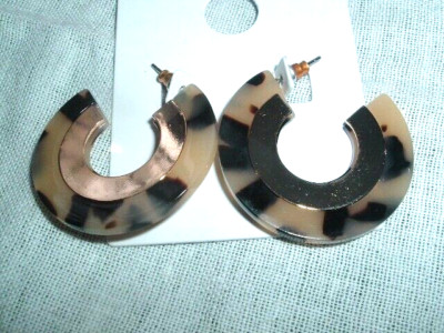 PAIR GOLDEN LUCITE TORTOISE HOOP PIERCED EARRINGS 1.5'' NEW W BIJOUX TAG