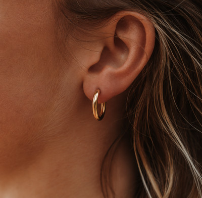 ATOLEA | Klassische Creolen - Gold Medium | 18K PVD Beschichtung | 100% Wasserdicht