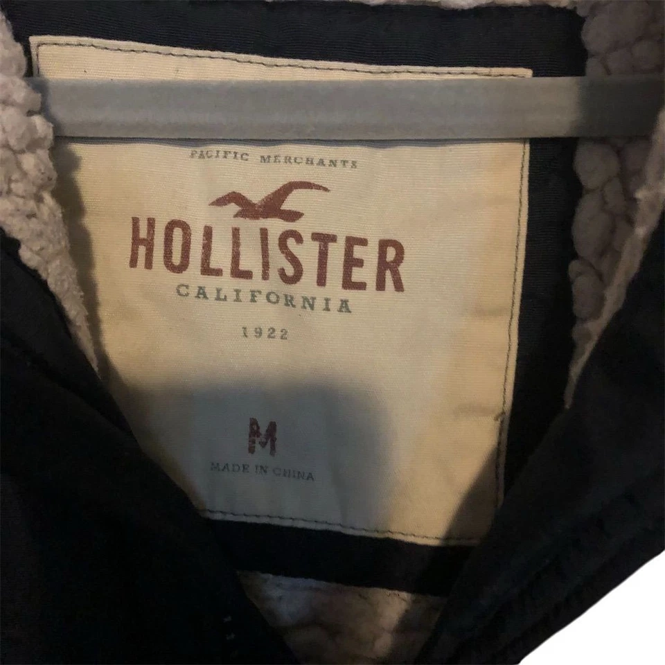 Chaqueta acolchada con capucha azul para hombre Hollister forrada de piel sintética talla M Foto 2 de 3