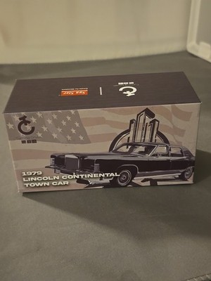 Turning Crush x SunStar 1:64 1979 Lincoln Continental Town Car