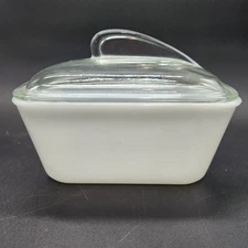 Vintage 1960s Glasbake J-805-1.  1.5 Qt Milk Glass Casserole Dish w/ Lid