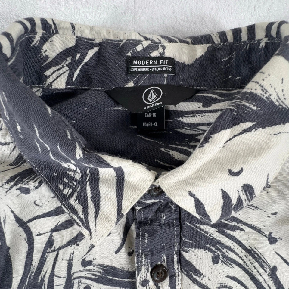 Volcom Shirt Men's L White Black Modern Fit Button Up Palms Hawaii Lightweight - Image 2 of 4
