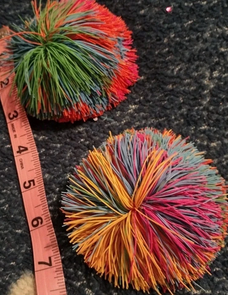 Dos bolas Koosh multicolores Foto 3 de 4