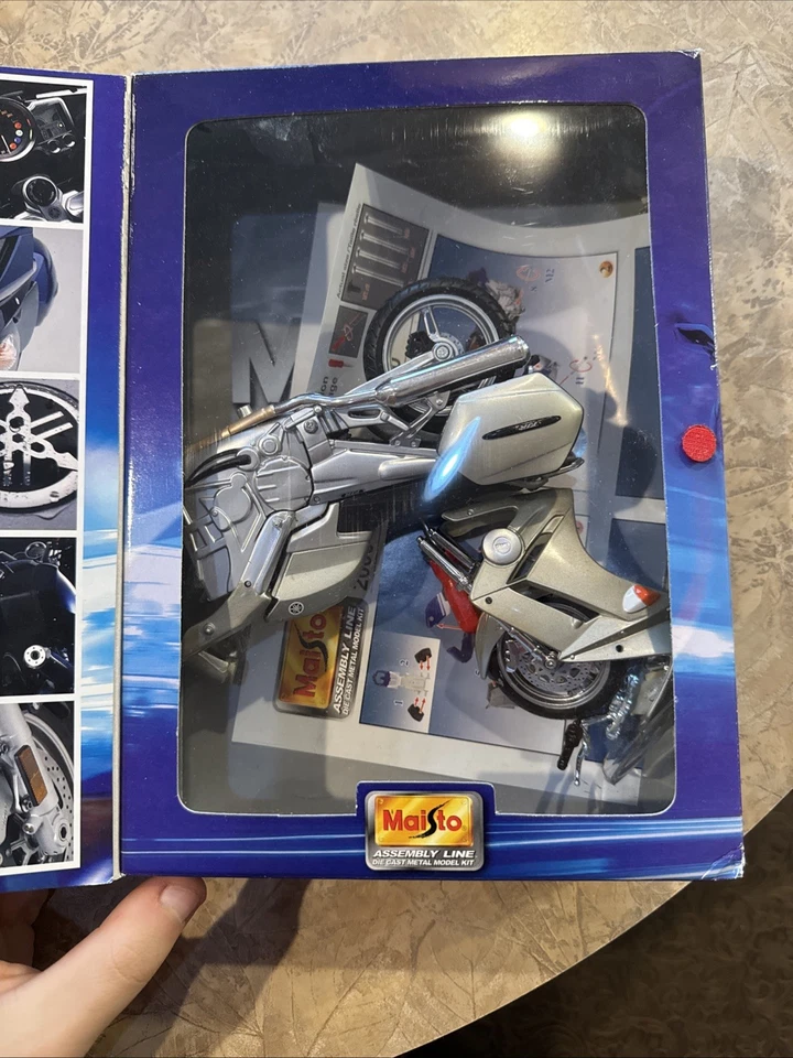 Yamaha FJR 1300 2006 modelo de motocicleta 1:12 Foto 3 de 4