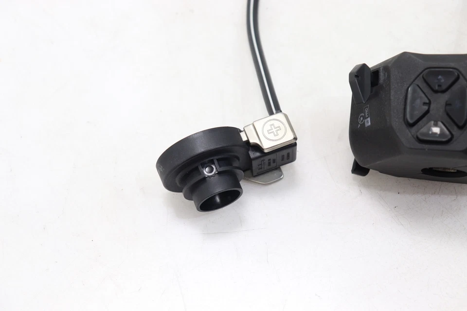 21-24 APRILIA RSV4 OEM CLIP IZQUIERDO EN MANGO BOCINA SEÑALES INTERRUPTOR TRACCIÓN Foto 4 de 4