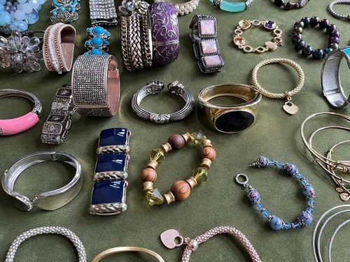 71 Vintage Costume Jewelry Womens Bracelets From Estate of a Jewelry Collector - Picture 7 of 24