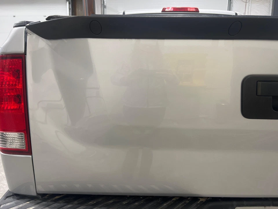 2013 - 2015 Nissan Titan Brilliant Silver-KAD Rear Tailgate Lid Foto 2 de 4