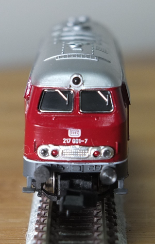 Arnold 0205 N gauge DB BR 217 diesel locomotive in red livery - Picture 4 of 15