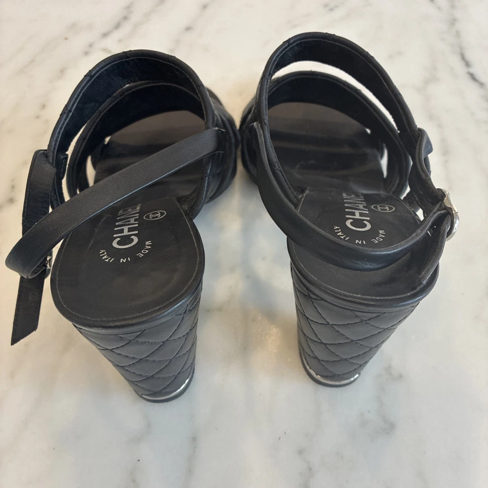 Chanel Sandalias Acolchadas Piel de Cordero Tacón Bloque Negras CC Herrajes Talla 38 Auténticas Foto 3 de 4