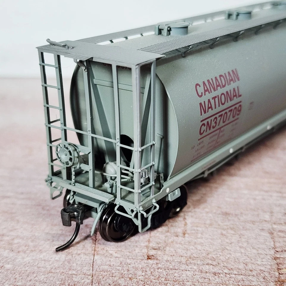 InterMountain Ho 3800 Cu Ft Canadian National Hop (Potash Car, Rainbow 45225-06 - Image 4 of 4