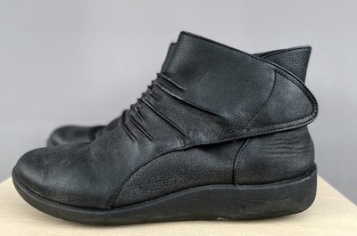 clarks ladies flat ankle boots