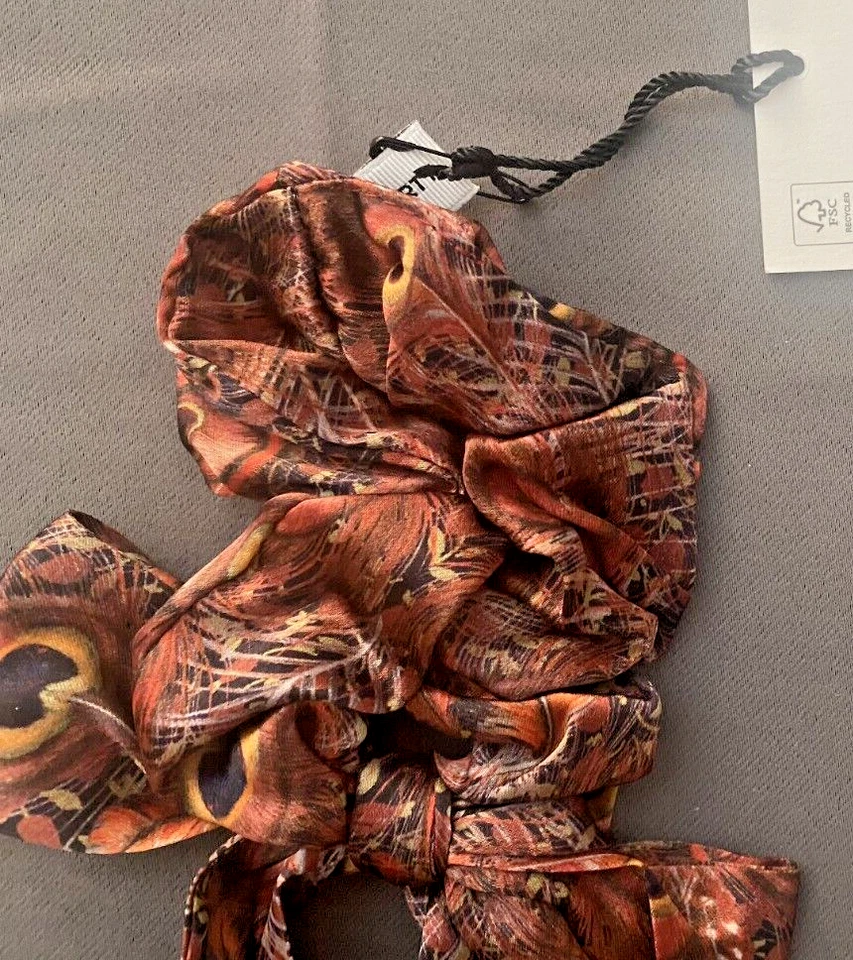 Scrunchie Liberty of London 100 % seda con lazo estampado de pavo real dorado nuevo con etiquetas Foto 3 de 4