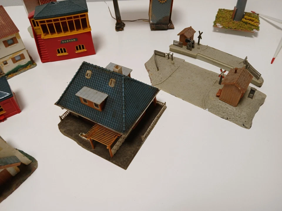 Faller ua. Konvolut Stellwerke Bahnübergang - H0 Gebäude Häuser Haus --- CM 1272 - Bild 3 von 4