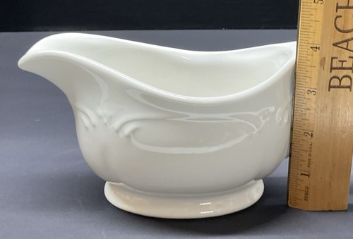 Vintage Pfaltzgraff Filigree Gravy Serving Boat w/Spout & Handle - Picture 3 of 13