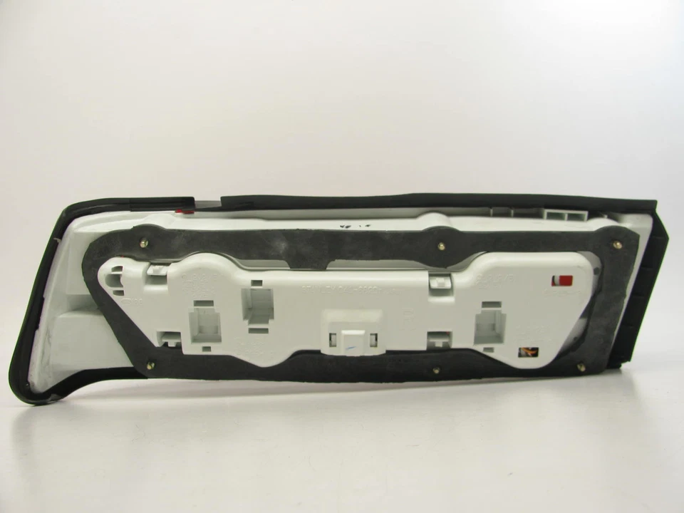 Lámpara de luz trasera lateral derecha pasajero Mazda 626 1981-1982 GA02-89-664 NOS Foto 2 de 4