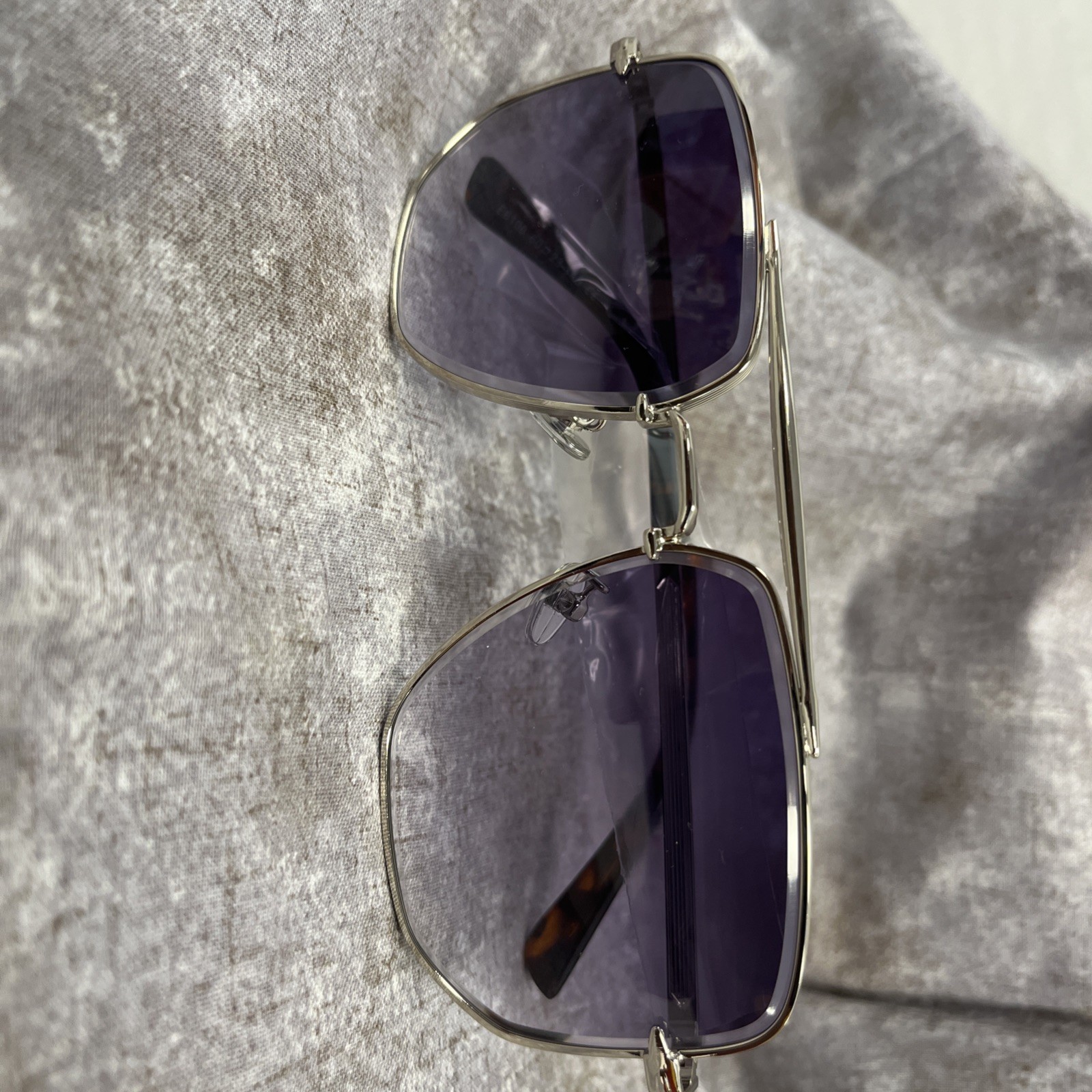 как выглядит DESIGNINSPIRED Tony Stark EDITH SQUARE FRAME AVIATOR SUNGLASSES Silver Gradient фото
