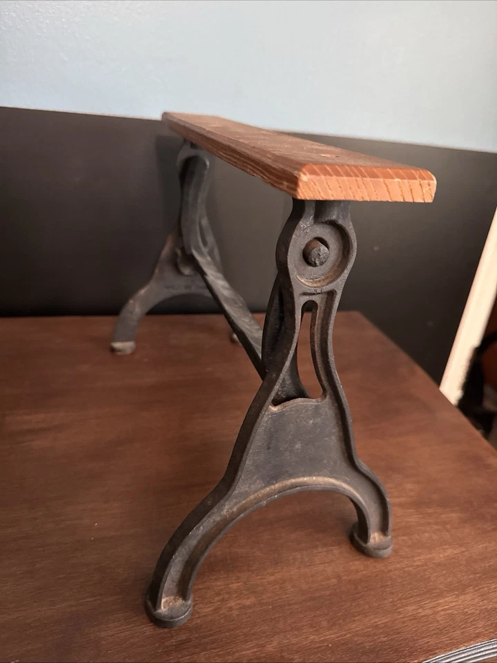 Rollo de papel de granja cortador de toallas hierro fundido madera soporte de pie Foto 3 de 4