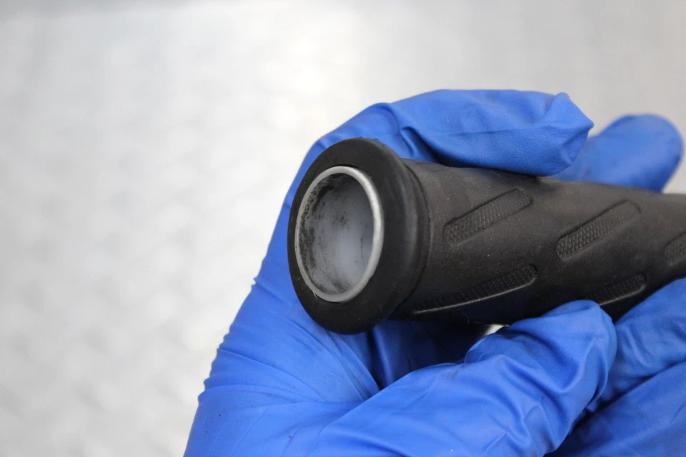 1999 SUZUKI GSXR750 ПРАВАЯ РУЧКА ДРОССЕЛЬНОЙ ЗАСЛОНКИ - Изображение 2 из 4