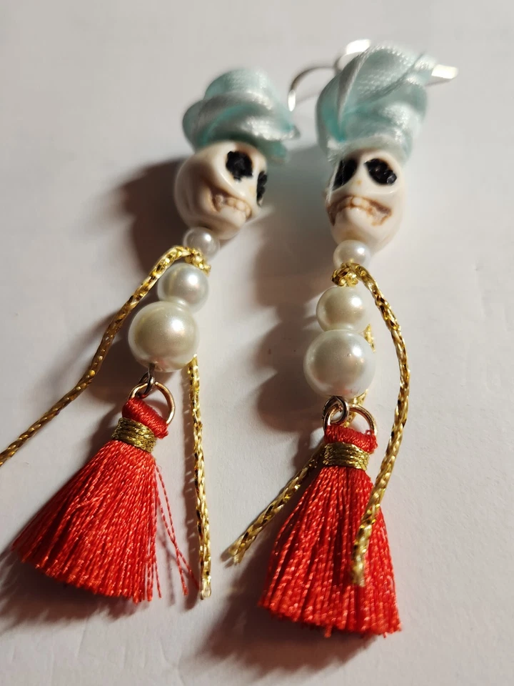 Pendientes colgantes calavera blanca con perlas, borlas rojas, sombrero azul Foto 2 de 4