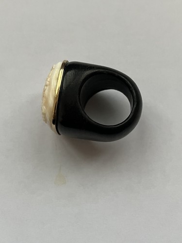 anello in ebano con montatura in oro e cammeo, pezzo unico, torre del greco - Foto 4 di 6