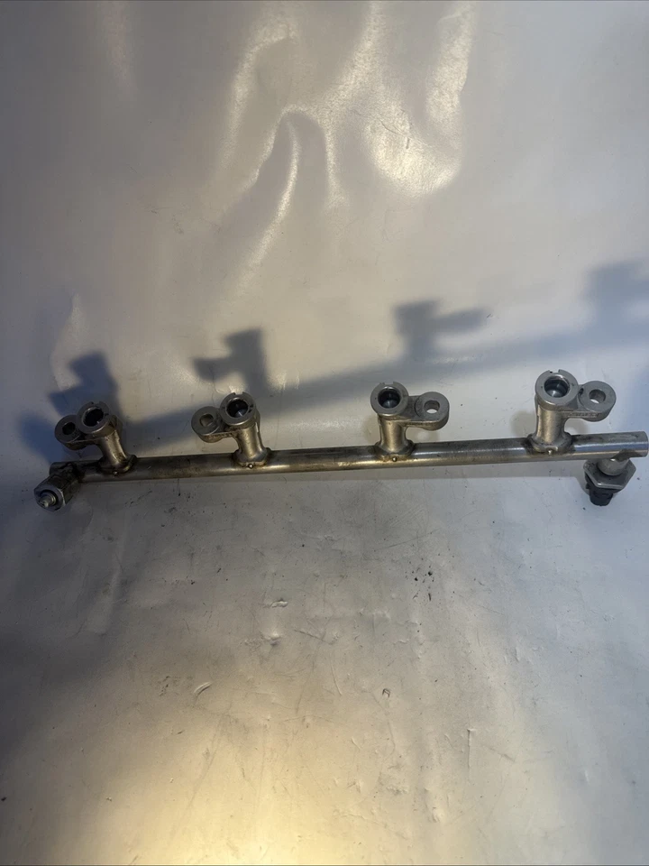 Riel de combustible Mazda 3 2014-2017 Foto 2 de 4