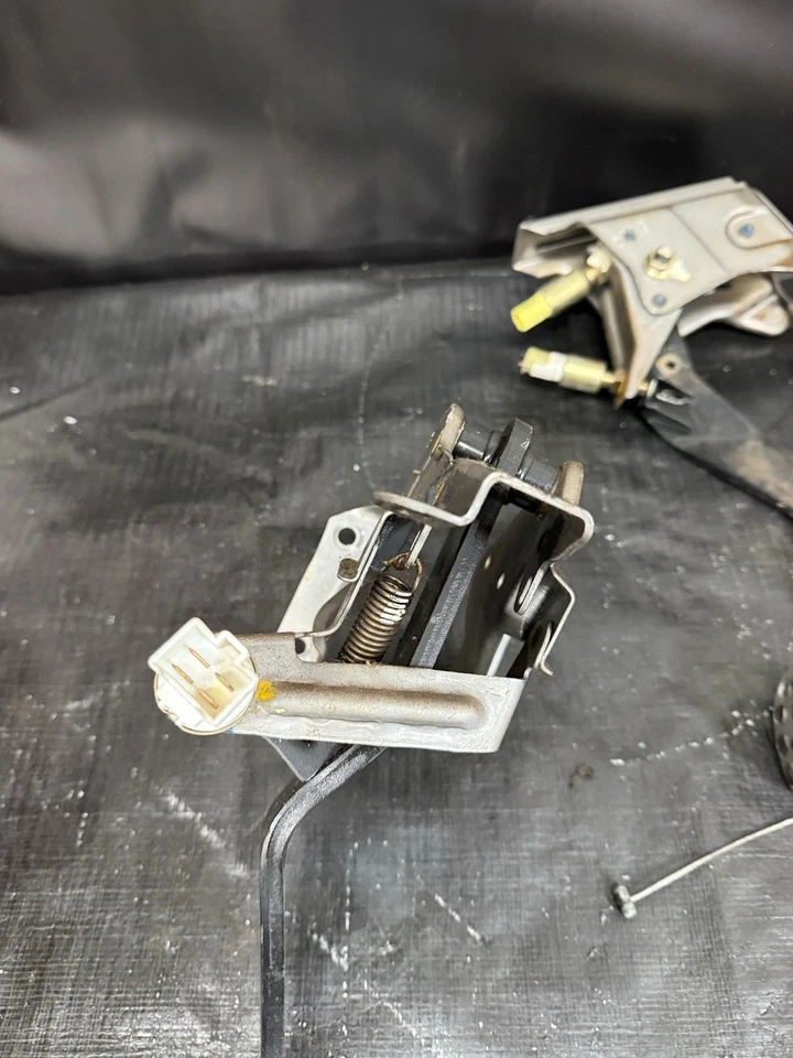 2000-2005 HONDA S2000 PEDAL SET GAS, BRAKE & CLUTCH PEDALS WITH ALL SENSORS OEM - Image 4 of 4