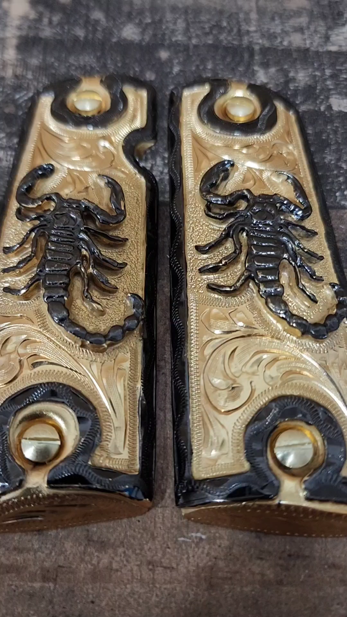 Scorpion Alacran Premium Cachas 1911 full size Gold Black Plated