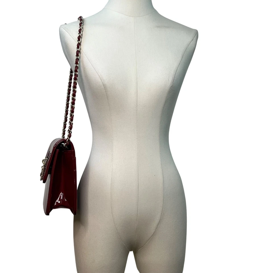 Bolso de Hombro Anne Klein Rojo Charol Imitación Cuero Cerradura Dorada Acento Cadena Correa Foto 3 de 4