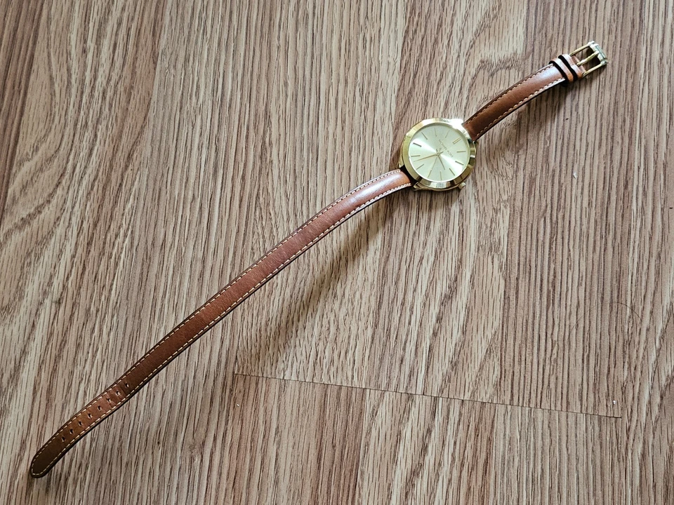 Reloj Michael Kors para mujer pasarela delgado MK2256 esfera dorada correa de cuero marrón Foto 4 de 4