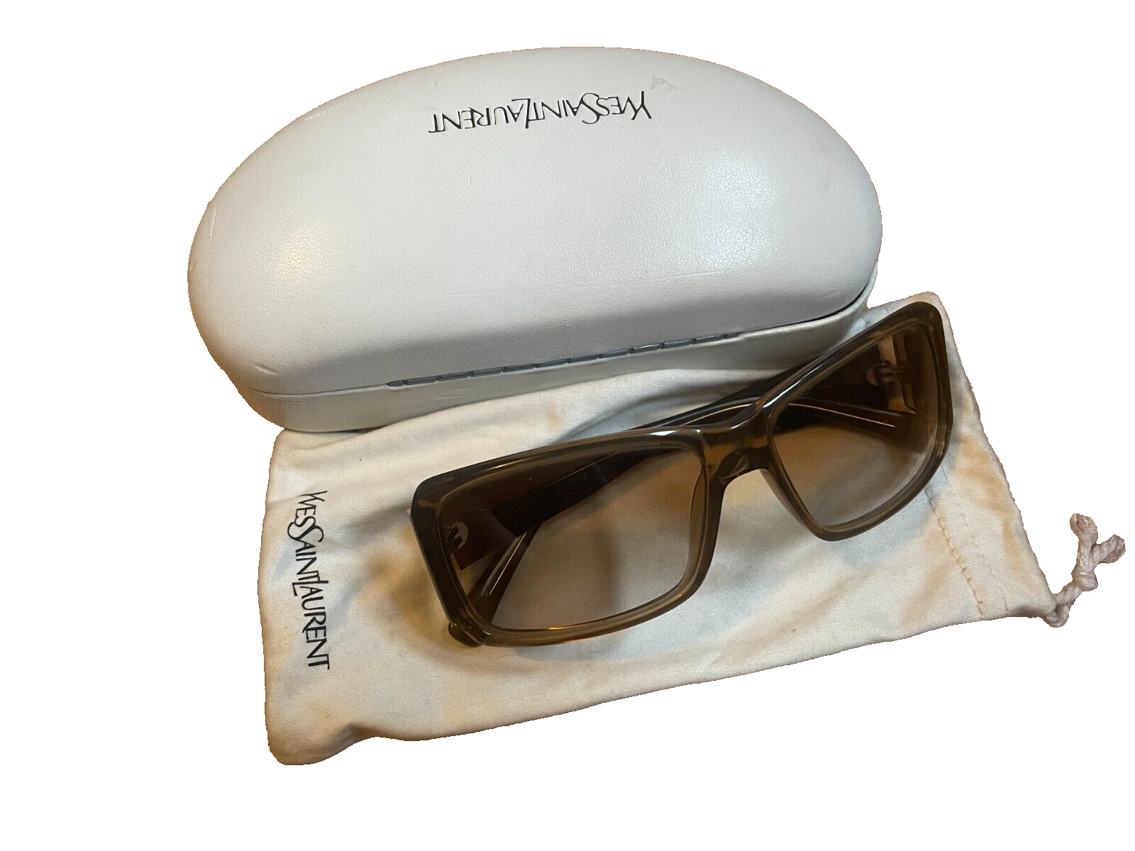 Coppia di occhiali da sole marroni di Yves Saint Laurent con custodia e custodia