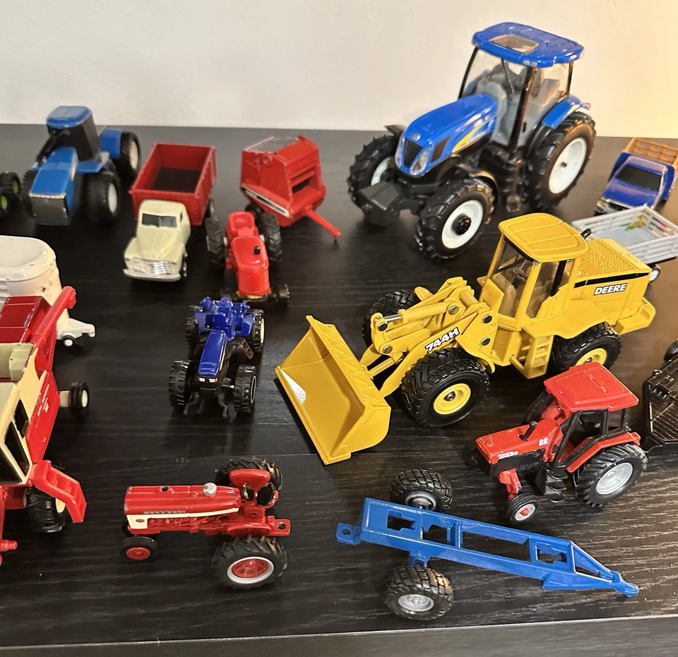 Lote de 35 tractores de juguete fundidos a presión ERTL, John Deere, Tonka, New Holland Foto 4 de 4