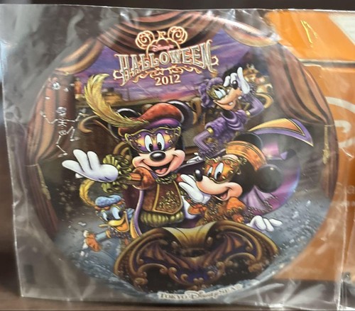 Disney Badges 2012 2013 Halloween Christmas 3 pcs used bulk sale - Picture 2 of 4