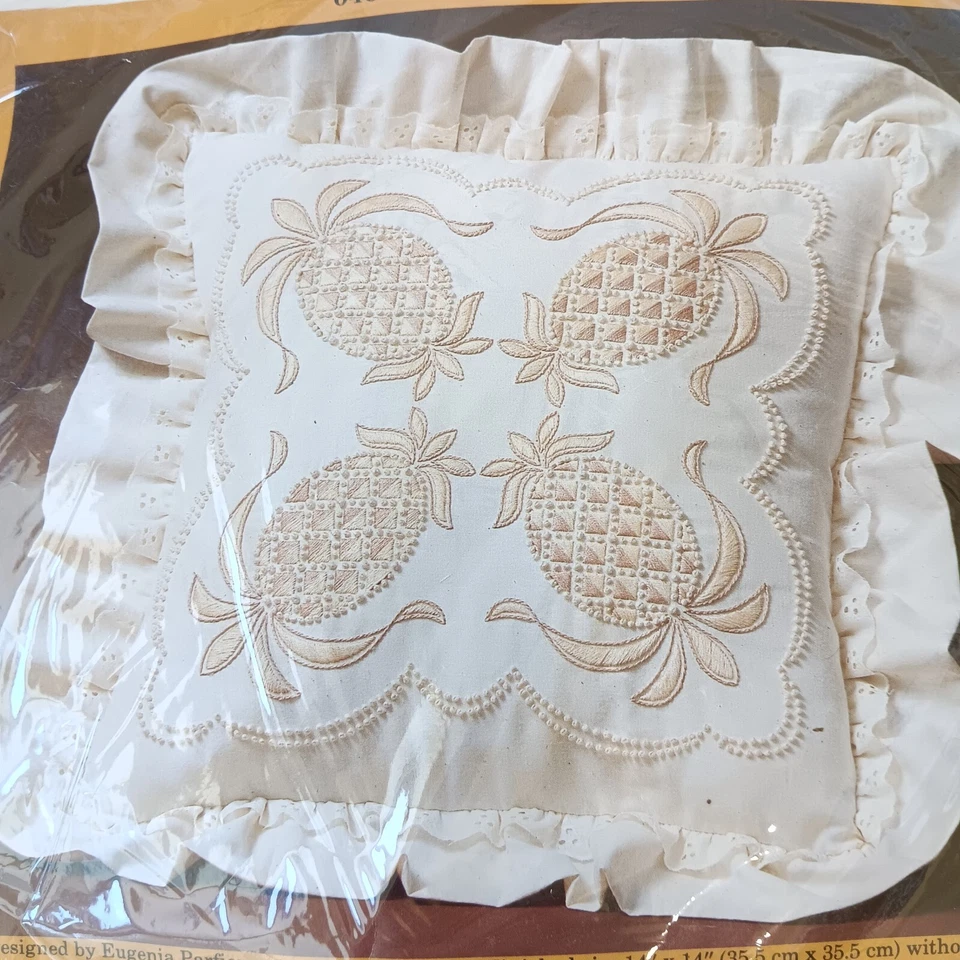 Vintage 1986 The Creative Circle 0465 Colonial Welcome Pineapple 14" Pillow Kit - Image 3 of 4