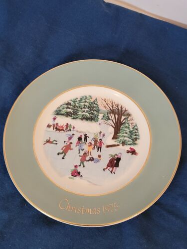 Avon Christmas Plate 1975 "Skaters on the Pond" Enoch Wedgewood  9" - Imagen 1 de 5