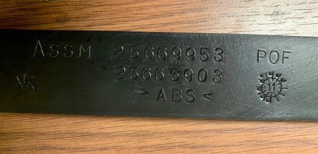 SE ADAPTA A CADILLAC DEVILLE 1997-1999 MOLDURA ASM RR BPR FASCIA 25665902 - NUEVO OEM Foto 3 de 4