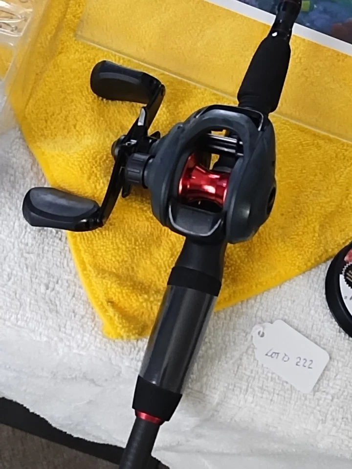  Caña de pescar y carrete de baicasting Quantum Invade 6'6" medio pesado 10-20 lb  Foto 3 de 4