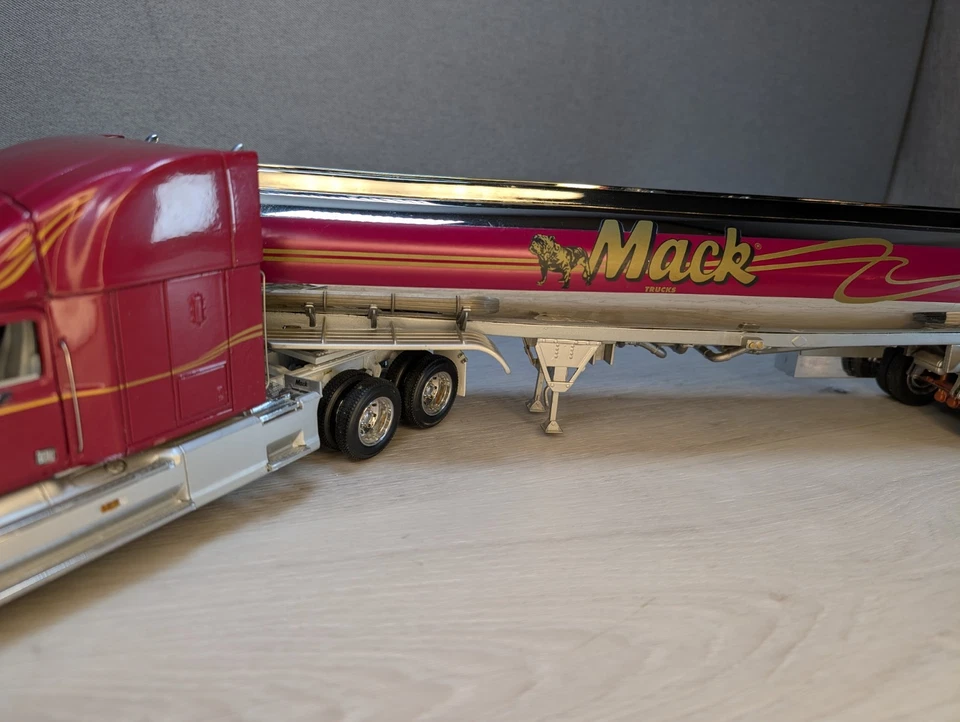 Mack Truck 1/32 scale Franklin Mint American Eagle Chrome Tanker Die Cast 24" L - Image 4 of 4