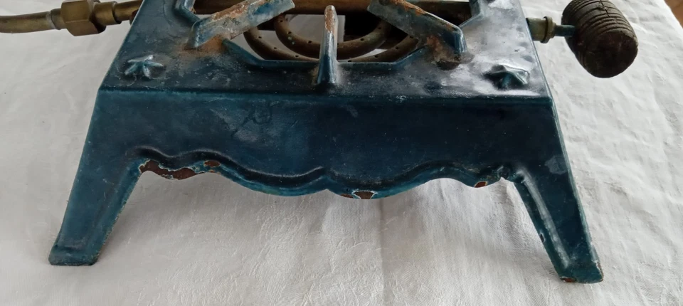 Ancien réchaud en fonte émaillé bleu et réservoir en laiton pour déco ou pièces - Photo 4/4