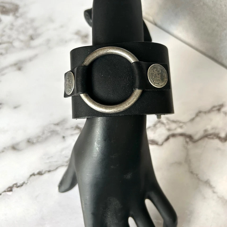 Brazalete de cuero negro Dolce & Gabbana unisex vintage con monedas de metal plateado Foto 2 de 4