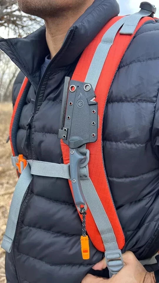 Pluma Scout - Cuchillo de supervivencia de aventura - Espiga completa, afilado de cerámica muesca en V... Foto 4 de 4