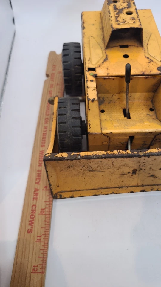 Reparación de restauración envejecida excavadora Bull NYLINT de colección Foto 4 de 4