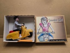 Blechspielzeug - Motorrad Scooter Girl auf Motorroller mit Schlüssel  - 2