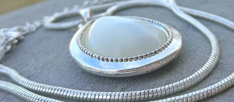 AVON 2-Side Pendant White Cabochon MOTHER PEARL/SilverTone Design; Necklace 19" - Image 2 of 4