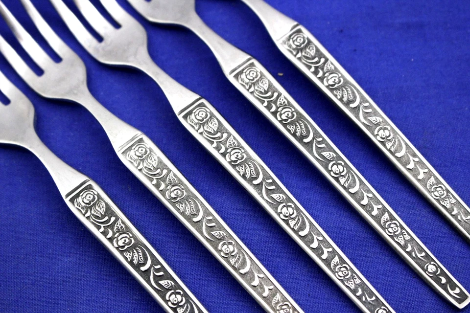 5 COCKTAIL FORKS, OXH137 OXFORD HALL  STAINLESS  ROSES 5-7/8" MID CENTURY MODERN - Image 4 of 4