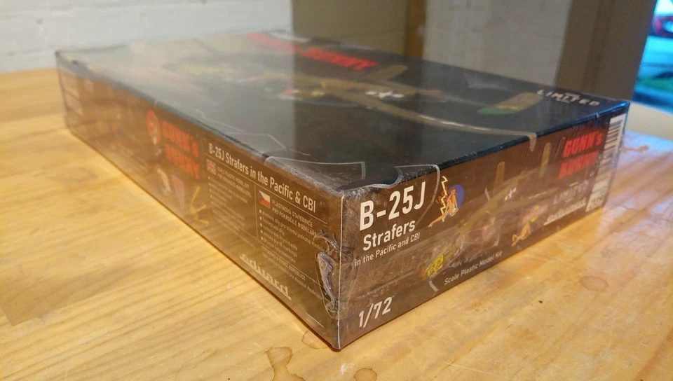 Eduard 1/72 Gunn's Bunny WWII US B-25J Mitchell Solid Nose [Limited Edition] - image 3 of 4