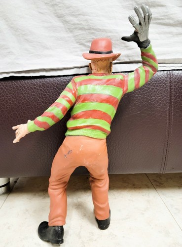 Nightmare on Elm Street 1984 Screamin' Freddy Krueger Complete Vinyl Model 18" - Picture 3 of 3